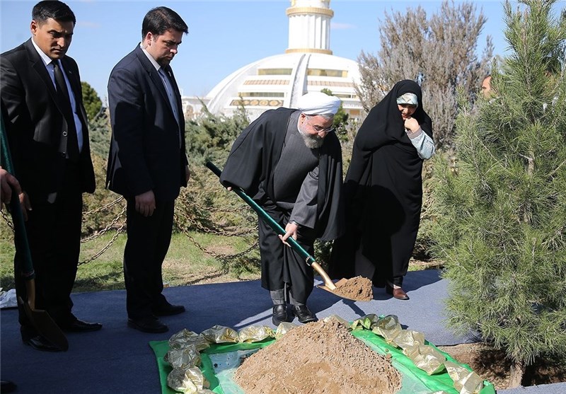 غرس نهال دوستی در پارک استقلال عشق‌آباد از سوی روحانی