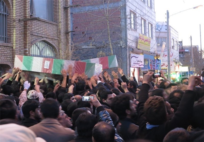فیلم/ شهدای گمنام بر فراز دستان مردم تهران