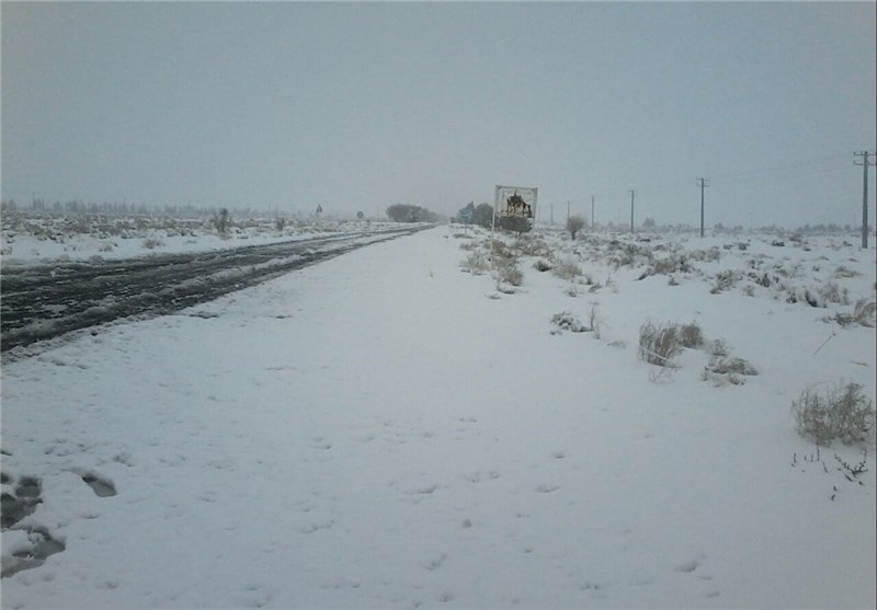 بارش سنگین برف ‌راه‌های ارتباطی شهرستان خاش را مسدود کرد