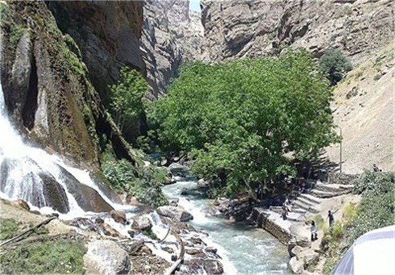 Iran&apos;s Ab Sefid Waterfall: A White Water Waterfall
