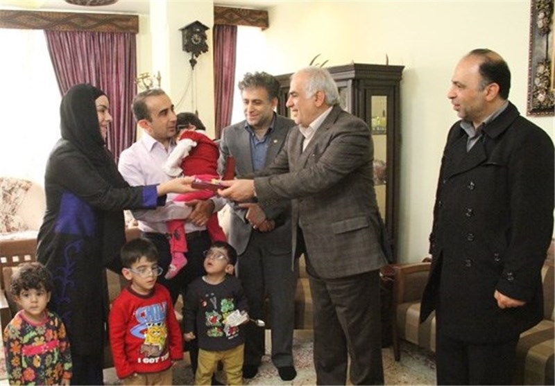 استاندار مازندران به 125 فرزند چند قلو عیدی داد
