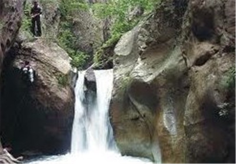 آبشار اکاپل چالوس با چشم اندازی بکر در انتظار گردشگران+‌تصاویر