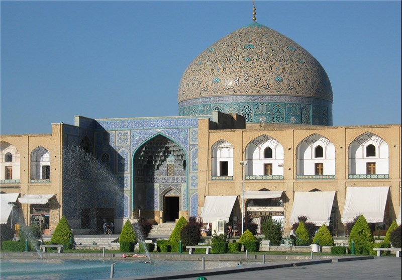 بازی نور و رنگ با گنبد هزار نقش مسجد شیخ‌ لطف‌الله اصفهان+تصاویر