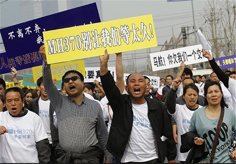 تجمع صدها نفر در مقابل سفارت مالزی در پکن