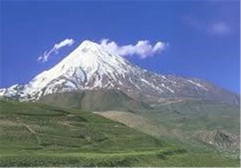 کوهنوردان قمی بلند‌ترین قله کشور را فتح می‌کنند