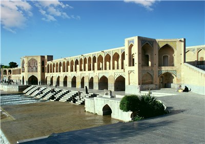 نگرانی از ایجاد ترک بر آثار تاریخی اصفهان به‌دلیل خشکی زاینده‌رود
