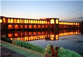 اجرای ویژه‌برنامه ”عصرهای خاطره‌انگیز» در پل خواجوی اصفهان