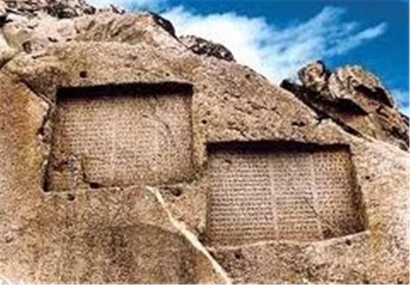همدان| کتیبه‌های تاریخی و آبشار گنجنامه در دل کوهستان همدان یادگار هخامنشیان + تصویر