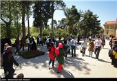 بازدید مسافران نوروزی از باغ ارم - شیراز