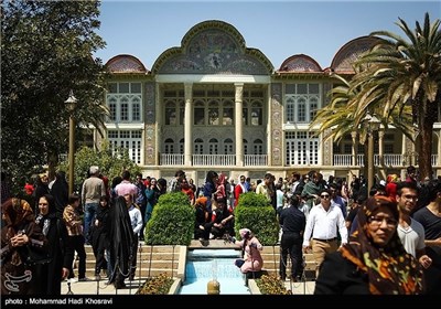 بازدید مسافران نوروزی از باغ ارم - شیراز