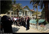 بازدید مسافران نوروزی از باغ ارم - شیراز