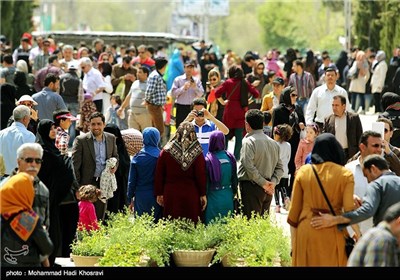 مسافران نوروزی- آرامگاه سعدی