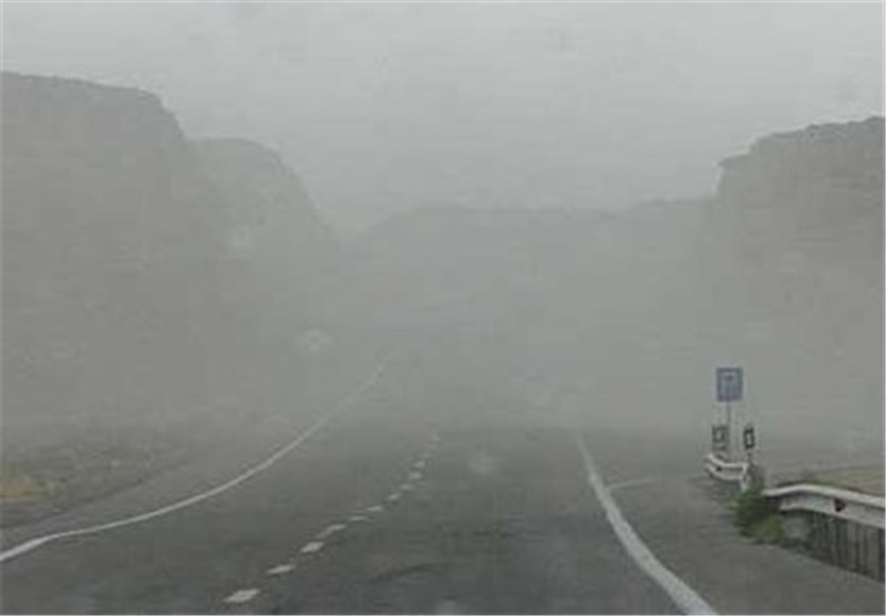 ترافیک سنگین در جاده چالوس/گردوخاک در جاده‌های 5 استان