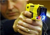 تفنگ‌هایی الکتریکی که پلیس آمریکا را به جان مردم انداخته است + تصاویر
