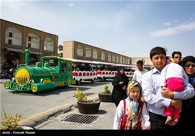 مسافران نوروزی در مجموعه نقش جهان