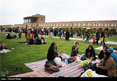 مسافران نوروزی در مجموعه نقش جهان