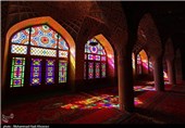 جلوه‌گری دنیای رنگارنگ هنر در مسجد نصیرالملک شیراز‌
