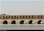 وقتی پل الله ‌وردیخان خواستگاه گردشگران داخلی و خارجی می‌شود/ جشن هفت روزه نوروز در سی و سه پل
