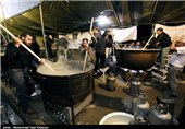 پخت 14 تن حلیم نذری به مناسبت شهادت حضرت زهرا(س) توسط شیرازی‌ها + تصاویر