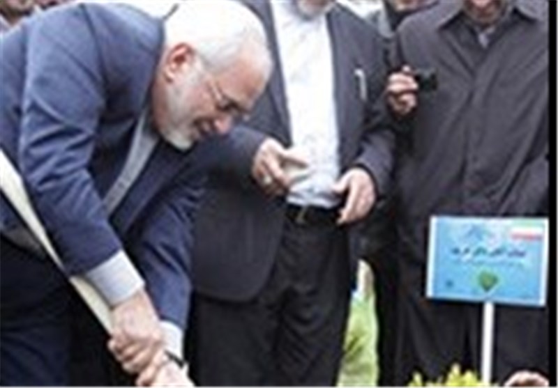 کاشت نهال صلح و دوستی توسط وزیر خارجه در باغ گیاهشناسی مشهد