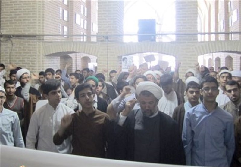 طلاب یزد در مدرسه امام خمینی(ره) یزد تجمع کردند