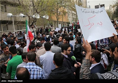 الطلبة الجامعیون یحتجون علی قرار الاتحاد الاوروبی أمام سفارة الیونان فی طهران