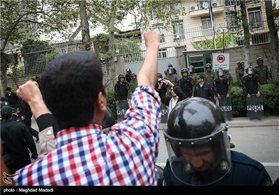 الطلبة الجامعیون یحتجون علی قرار الاتحاد الاوروبی أمام سفارة الیونان فی طهران