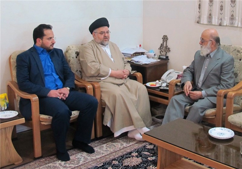 رئیس شورای شهر تهران از نماینده آیت الله سیستانی عیادت کرد