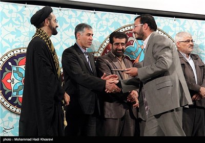 تقدیر از برگزیدگان در مراسم هفته هنر دینی و سالگرد شهدای رهپویان -شیراز 