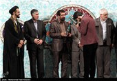 تقدیر از برگزیدگان در مراسم هفته هنر دینی و سالگرد شهدای رهپویان -شیراز 