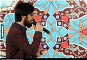 اجرای سرود &quot;گزینه روی میز&quot; حامد زمانی در اصفهان