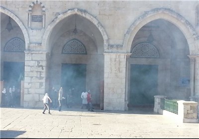 قوات الإحتلال الصهیونی تنتهک حرمة المسجد الأقصى وتهاجم المصلین بالقنابل