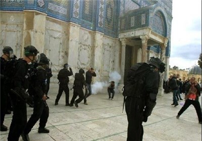قوات الإحتلال الصهیونی تنتهک حرمة المسجد الأقصى وتهاجم المصلین بالقنابل