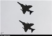 ایرانی فوج کے جنگی طیاروں کی خلیج فارس کے آسمان پر نمائشی پروازیں