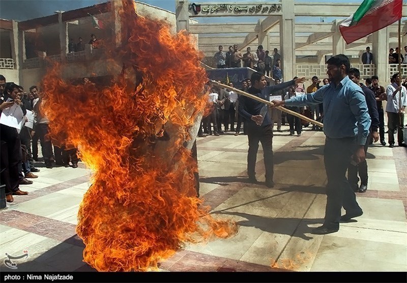 اعتراض دانشجویان مشهدی به بیانیه اتحادیه اروپا+ تصاویر
