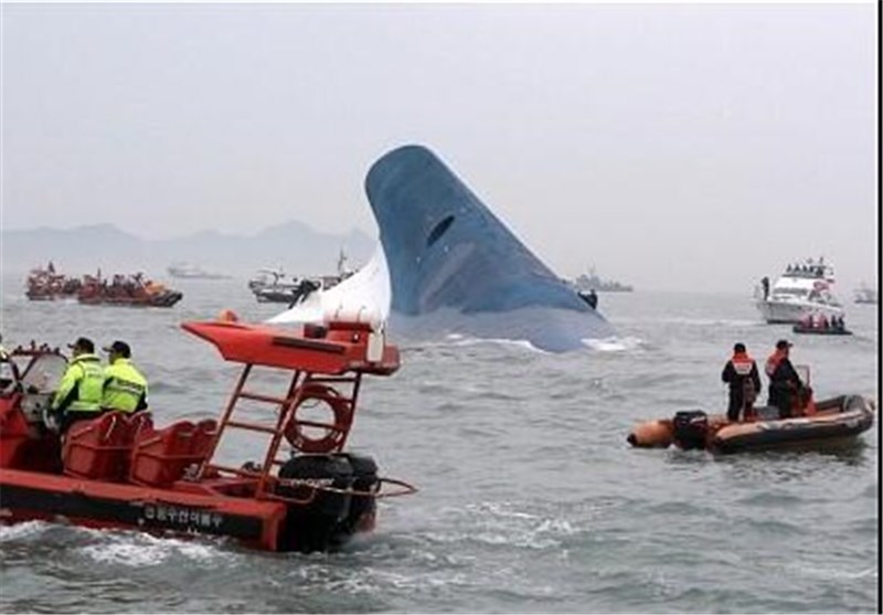 South Korean Rescuers Hunt for Ferry Survivors