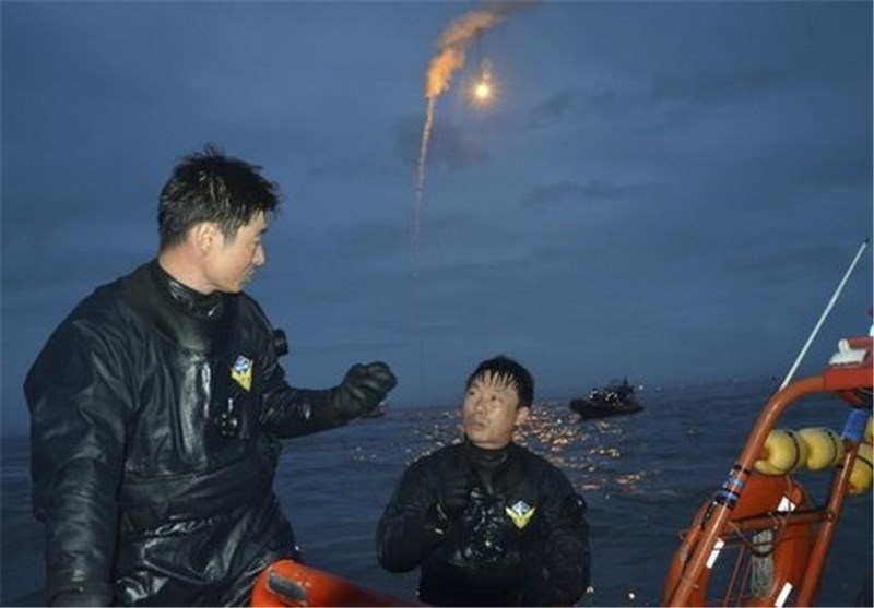 Divers Find More Bodies inside South Korea&apos;s Capsized Ferry
