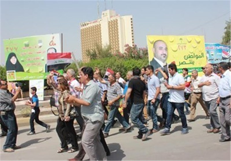 متظاهرون فی بغداد یؤدون &quot;صلاة المیت&quot; على نعش یمثل البرلمان العراقی !!؟