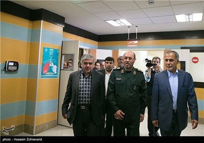 Defense Minister Opens Cancer Treatment Center in Tehran