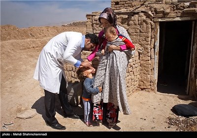 واکسیناسیون فلج اطفال در حاشیه تهران