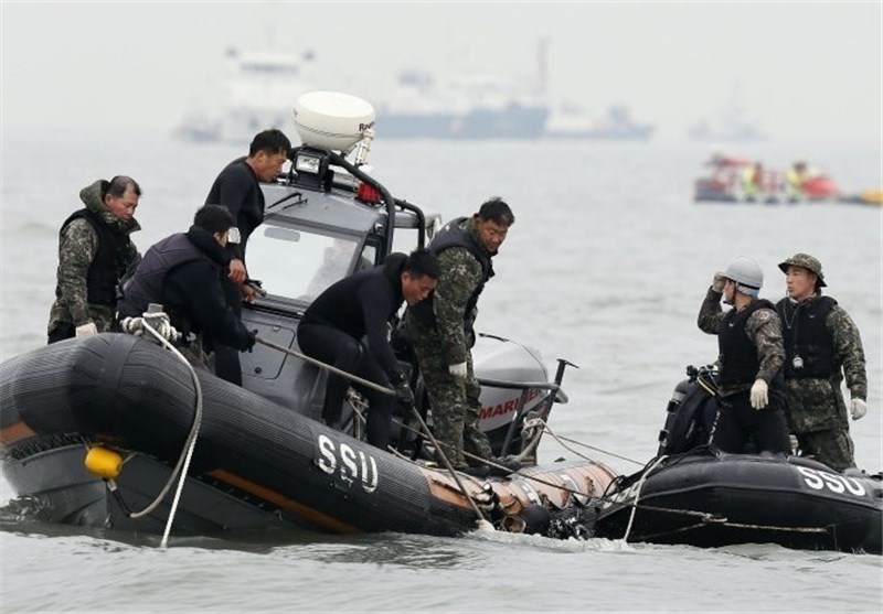 Divers Search Wreckage of AirAsia Jet&apos;s Tail for Black Boxes