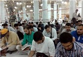 ختم قرآن توسط دانشجویان عمره گزار در مسجد نبوی+عکس