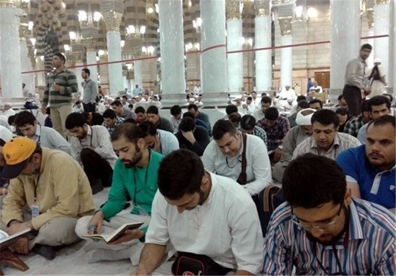 ختم قرآن توسط دانشجویان عمره گزار در مسجد نبوی+عکس