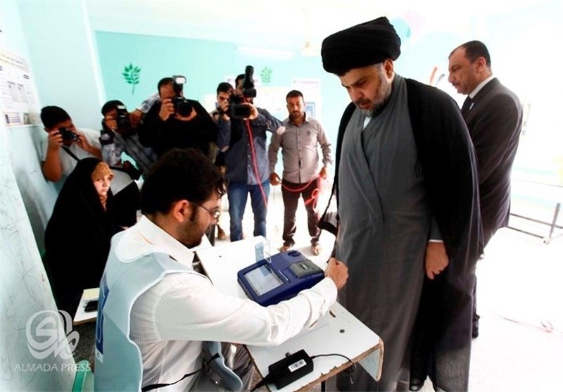 مقتدا صدر رای خود را به صندوق انداخت+ عکس