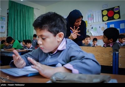 تکریم یوم المعلم فی مدارس ایران الاسلامیة
