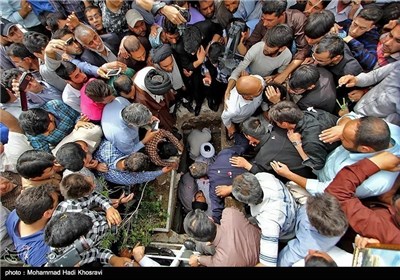 تشییع جثمان احد المدافعین عن حرم السیدة زینب علیها السلام بمدینة شیراز