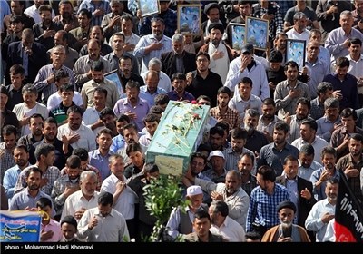 تشییع جثمان احد المدافعین عن حرم السیدة زینب علیها السلام بمدینة شیراز