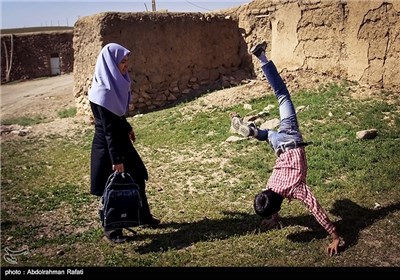 خانم لیلا خدابنده لو معلم کلاس چهارم مدرسه روستای سلیم سرابی گل تپه استان همدان است .او هر روز فاصله 55 کیلومتری شهر همدان تا این منطقه را طی می کند، تا به تنها دانش اموز این مدرسه ( رضا کوثری پرزاد ) سواد بیاموزد.