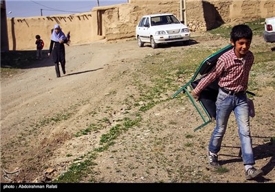 رضا کوثری پرزاد تنها دانش اموز مدرسه روستای سلیم سرابی گل تپه استان همدان