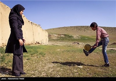 خانم لیلا خدابنده لو معلم کلاس چهارم مدرسه روستای سلیم سرابی گل تپه استان همدان است .او هر روز فاصله 55 کیلومتری شهر همدان تا این منطقه را طی می کند، تا به تنها دانش اموز این مدرسه ( رضا کوثری پرزاد ) سواد بیاموزد.